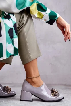 Lakierowane Skórzane Półbuty Gładkie Z Ciemną Ozdobą Szare Delaver