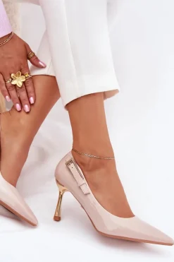 Lakierowane Szpilki Ze Złotą Klamrą Beżowe Mivira