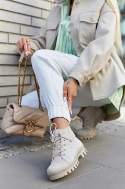 Modne botki trapery zamszowe w kolorze jasnoszarym Dalles