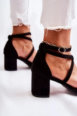 Modne Czółenka Na Niskim Słupku Czarne Crissa