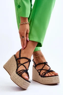 Modne Sandały Na Koturnie Z Plecionką Czarne Nessia