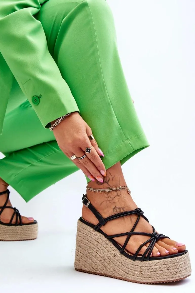 Modne Sandały Na Koturnie Z Plecionką Czarne Nessia