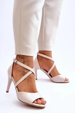 Modne Sandały Na Szpilce Lakierowane Beżowe Loressa