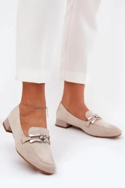 Mokasyny Z Ozdobą Na Delikatnym Obcasie Eko Zamszowe Jasnobeżowe Pillitha