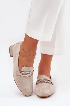 Mokasyny Z Ozdobą Na Delikatnym Obcasie Eko Zamszowe Jasnobeżowe Pillitha