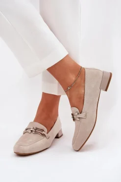 Mokasyny Z Ozdobą Na Delikatnym Obcasie Eko Zamszowe Jasnobeżowe Pillitha