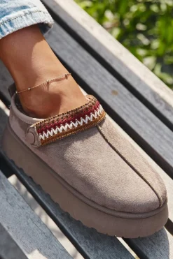 Śniegowce Damskie Niskie Z Ruchomym Paskiem I Haftem Na Platformie Ciemnobeżowe Lyrisse