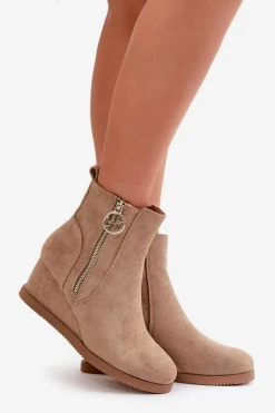 Ocieplane Botki Na Koturnie Z Ozdobnym Zamkiem Eko Zamszowe Ciemnobeżowe Leretha