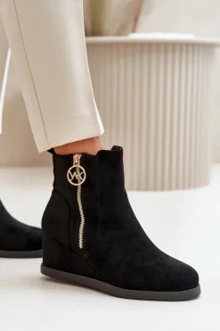 Ocieplane Botki Na Koturnie Z Ozdobnym Zamkiem Eko Zamszowe Czarne Leretha