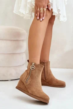 Ocieplane Botki Na Koturnie Z Ozdobnym Zamkiem Eko Zamszowe Camel Leretha