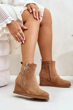 Ocieplane Botki Na Koturnie Z Ozdobnym Zamkiem Eko Zamszowe Camel Leretha