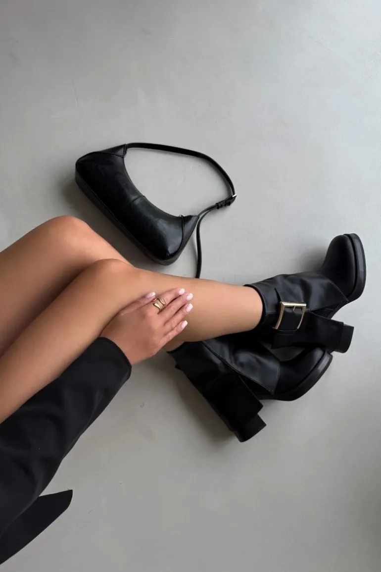 Ocieplane Botki Na Słupku Z Wywiniętą Cholewką I Złotą Klamrą Czarne Ylenara