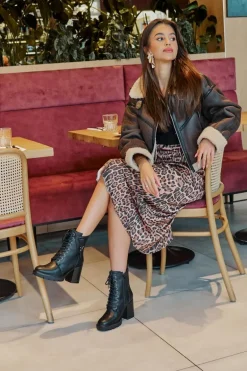 Ocieplane Botki Na Słupku Ze Złotym Detalem Czarne Ivarisse