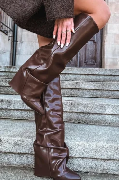 Ocieplane Kozaki Damskie Z Wywiniętą Cholewką Na Słupku Czekoladowe Elivira