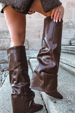 Ocieplane Kozaki Damskie Z Wywiniętą Cholewką Na Słupku Czekoladowe Elivira