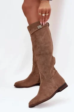 Ocieplane Kozaki Damskie Na Płaskim Obcasie Z Paskiem I Srebrnym Detalem Ciemnobeżowe Geraline