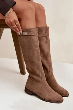 Ocieplane Kozaki Damskie Na Płaskim Obcasie Z Paskiem I Srebrnym Detalem Ciemnobeżowe Geraline