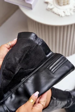 Ocieplane Kozaki Na Płaskim Obcasie Z Ozdobną Klamrą Czarne Leatharia