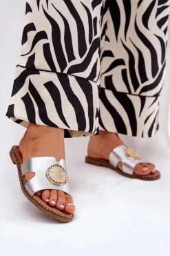 Płaskie Klapki Damskie Z Ozdobnym Detalem Srebrne Oferry