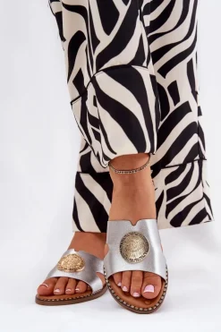 Płaskie Klapki Damskie Z Ozdobnym Detalem Srebrne Oferry