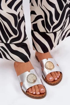 Płaskie Klapki Damskie Z Ozdobnym Detalem Srebrne Oferry