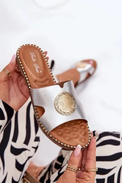 Płaskie Klapki Damskie Z Ozdobnym Detalem Srebrne Oferry