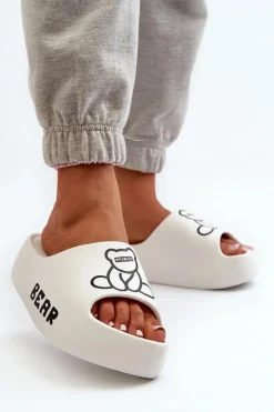 Piankowe Klapki Damskie Na Masywnej Podeszwie Z Misiem Białe Lamira