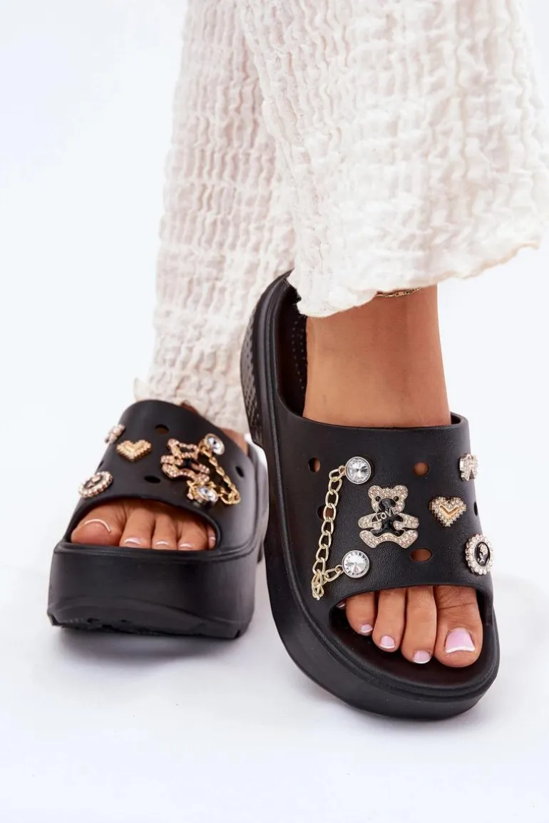 Piankowe Klapki Damskie Na Masywnej Platformie Ze Złotymi Przypinkami Czarne Ivoriel