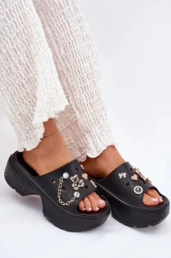 Piankowe Klapki Damskie Na Masywnej Platformie Ze Złotymi Przypinkami Czarne Ivoriel