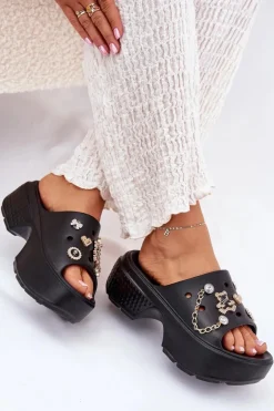 Piankowe Klapki Damskie Na Masywnej Platformie Ze Złotymi Przypinkami Czarne Ivoriel