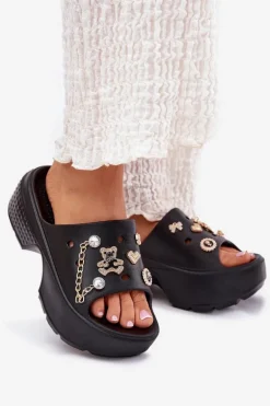 Piankowe Klapki Damskie Na Masywnej Platformie Ze Złotymi Przypinkami Czarne Ivoriel