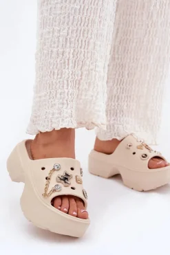 Piankowe Klapki Damskie Na Masywnej Platformie Ze Złotymi Przypinkami Beżowe Ivoriel