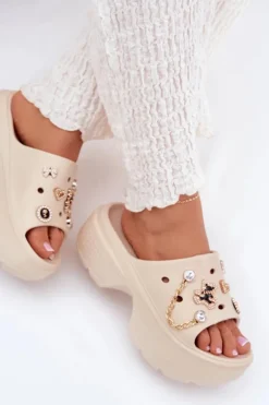 Piankowe Klapki Damskie Na Masywnej Platformie Ze Złotymi Przypinkami Beżowe Ivoriel