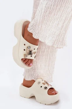 Piankowe Klapki Damskie Na Masywnej Platformie Ze Złotymi Przypinkami Ecru Ivoriel