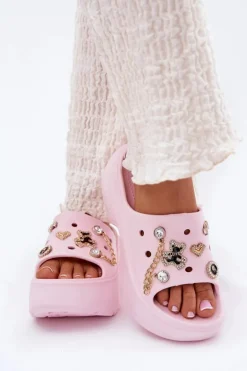 Piankowe Klapki Damskie Na Masywnej Platformie Ze Złotymi Przypinkami Różowe Ivoriel