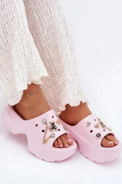 Piankowe Klapki Damskie Na Masywnej Platformie Ze Złotymi Przypinkami Różowe Ivoriel