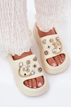 Piankowe Klapki Damskie Ze Złotymi Przypinkami Jasnobeżowe Hortiana