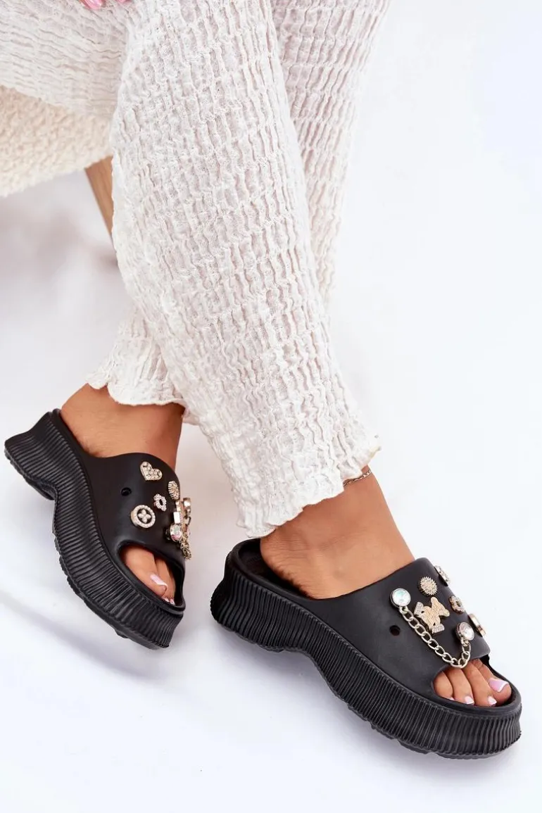 Piankowe Klapki Damskie Ze Złotymi Przypinkami Czarne Hortiana