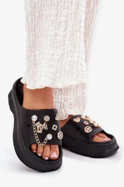 Piankowe Klapki Damskie Ze Złotymi Przypinkami Czarne Hortiana