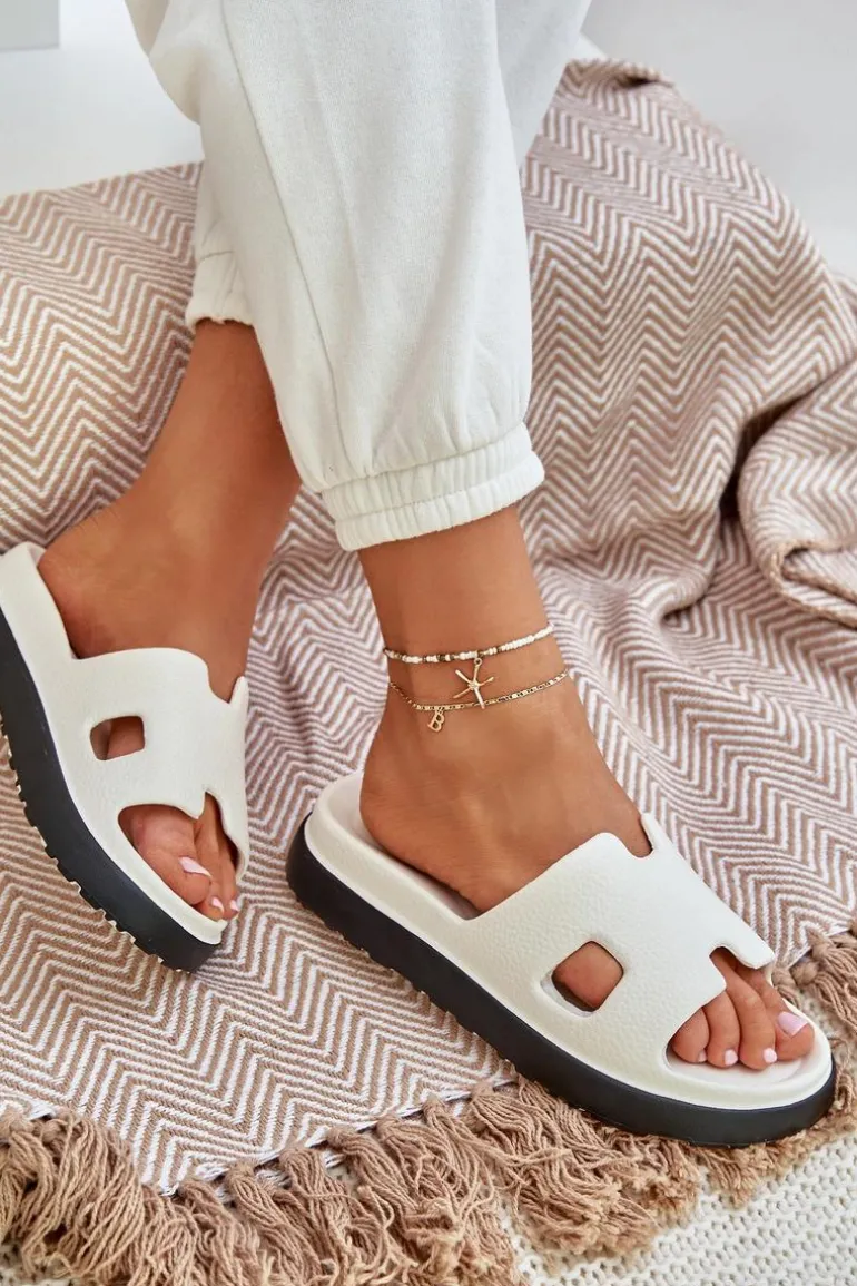 Piankowe Klapki Z Wycięciami Białe Neladith