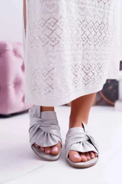 Połyskujące Klapki Z Wiązaniem Szare Emilia