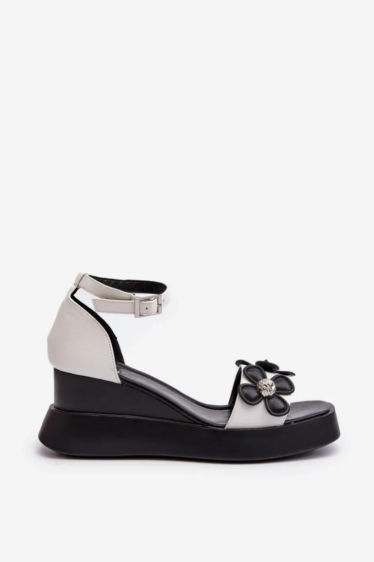 Sandały Damskie Na Platformie I Koturnie Z Kwiatami Białe Foviana