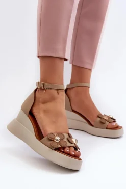 Sandały Damskie Na Platformie I Koturnie Z Kwiatami Beżowe Foviana