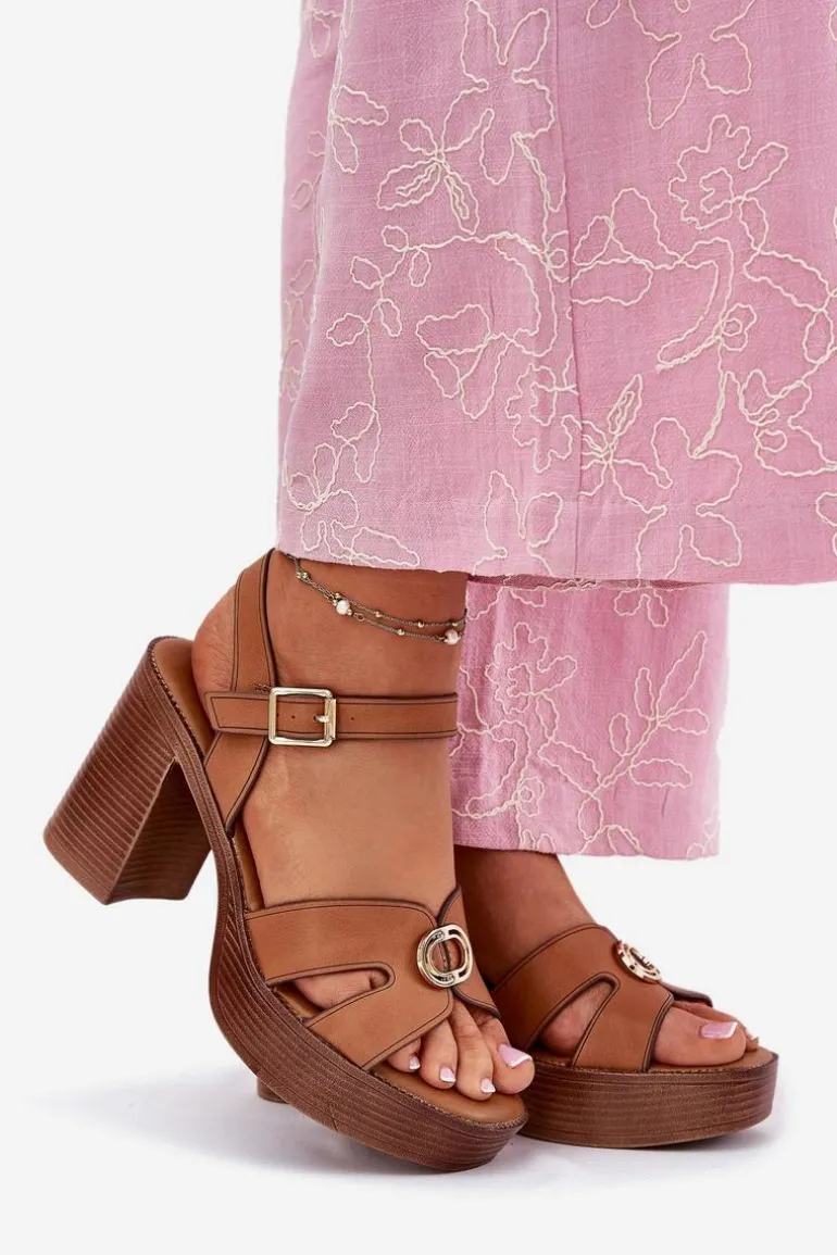 Sandały Damskie Na Słupku Ze Złotą Ozdobą Camel Nusorilis