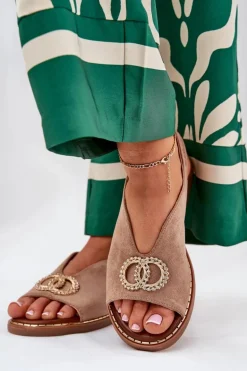 Sandały Damskie Z Ozdobą Na Płaskim Obcasie Eko Zamszowe Ciemnobeżowe Ralisses