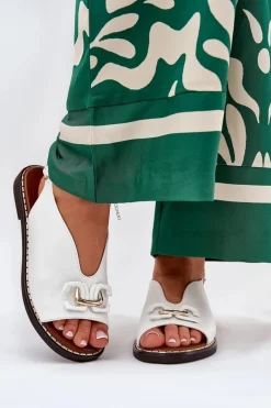 Sandały Na Płaskim Obcasie Z Ozdobą Eko Skóra Białe Tillireta