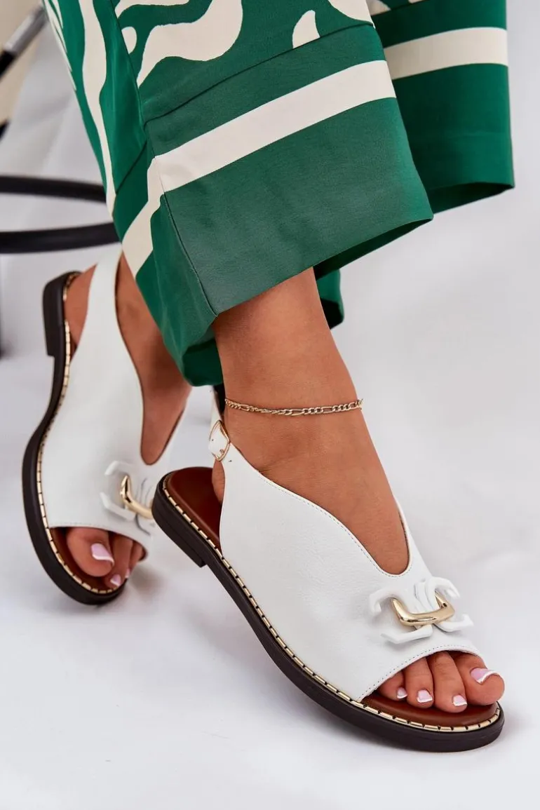 Sandały Na Płaskim Obcasie Z Ozdobą Eko Skóra Białe Tillireta