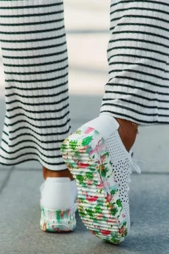 Skórzane Ażurowe Półbuty Damskie Na Koturnie Artiker 56C1532 Białe