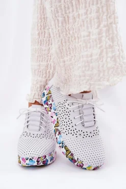 Skórzane Ażurowe Półbuty Damskie Na Koturnie Motyle Artiker 56C1618 Białe