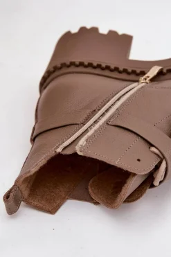 Skórzane Botki Damskie Na Klocku Z Ozdobnym Paskiem Ocieplane Zazoo 60557 Ciemnobeżowe